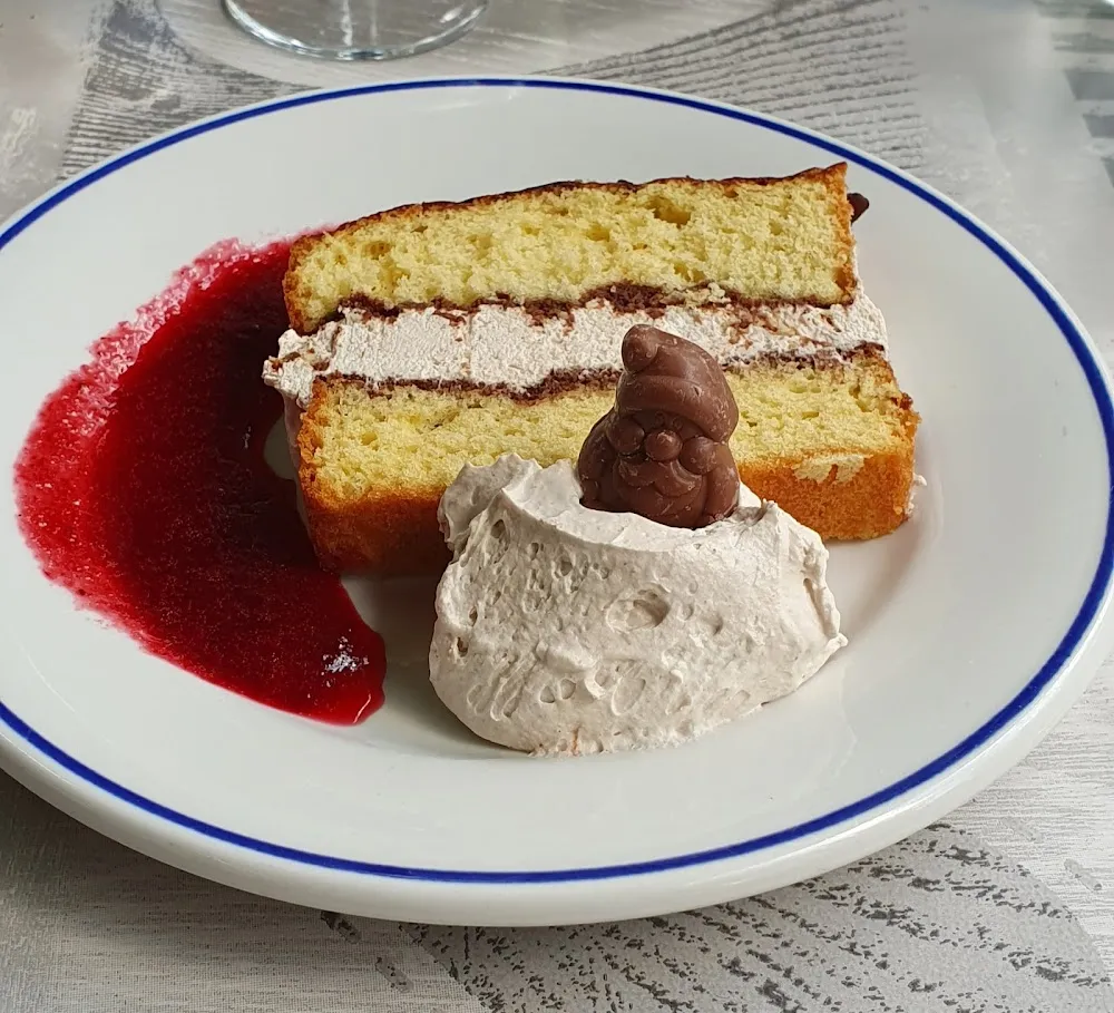 Gâteau Praliné Mousse Crème de Marrons Coulis de Prunes Maison